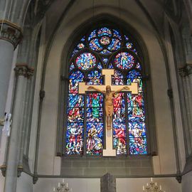 Propstei-Kirche - von Paul Marx gefertigtes Chorkreuz vor einem herrlichem Fenster