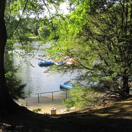 Die Tretboote liegn schon &quot;vor Anker&quot; mitten im Teich