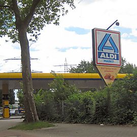 direkt im Hinterland der Tankstelle wird bei Aldi frisch gebacken