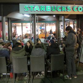 Starbucks auf dem Dr.-Ruer-Platz 