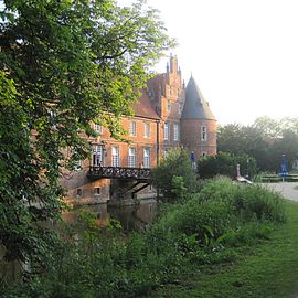 Ansicht der linken Seite mit der Kapelle im Hintergrund