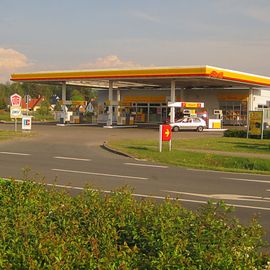 Die Shell Tankstelle am Ortseingang von Born. Hier kann man Bargeld mit EC Karte abheben