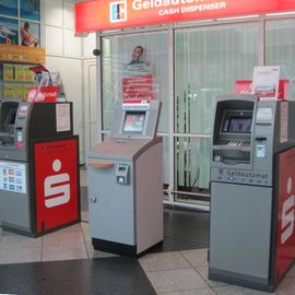 Geldautomaten der Sparkasse findet man natürlich auch im Münchener Flughafen. Hier im Central Gebäude