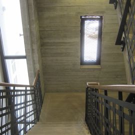 modernes Treppenhaus im neuen Anbau
