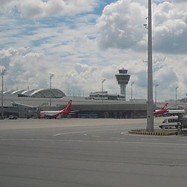 Flughafen München von der Rollbahn aus gesehen