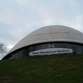 Planetarium auf einem Hügel 