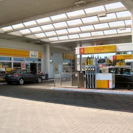 Die Shell Tankstelle am Ortseingang von Born