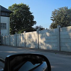 sieht schon von außen irgendwie bedrückend aus mit der Mauer, den Wachtürmen und dem Stacheldraht