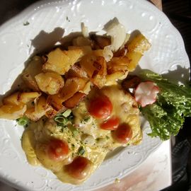 Im Nest: Pizza Schnitzel = Schnitzel mit Tomate, Salami und Käse überbacken