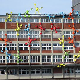 Medienhafen Düsseldorf:
Speditionsstr. 16a - &quot;Roggendorf-Haus&quot;, ehemaliges Speichergebäude, kernsaniert mit den &quot;Flossis&quot; der Künstlerin Rosalie aus Stuttgart. Entwurf: Norbert Winkels