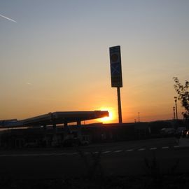 Die Sonne geht unter über dem Maxi Autohof. Noch 200 km, jetzt aber schnell.....
