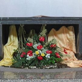Schönstatt-Wallfahrtskirche wunderschön geschmückter Altar