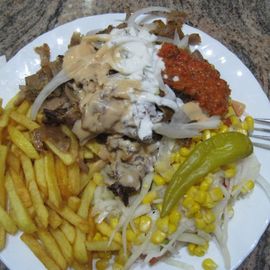 Döpi Teller: Gyros, Pommes, Salat