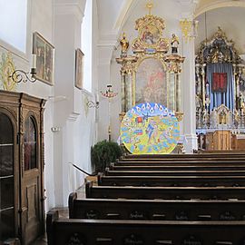 links der Beichtstuhl, erstaunlich ist, das jeder Sitz auf den Bänken Namensschilder hat. Bin mir nicht sicher, ob die Kirchenplätze alle reserviert sind