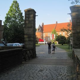 Eingang zum Schloss. Brücke zur Vorinsel