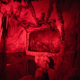 Die Grotte kann in verschieden Farben angestrahlt werden, Hier in rot