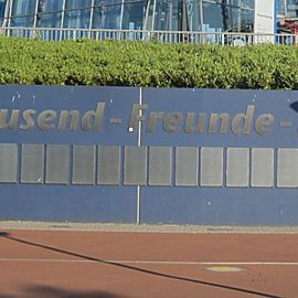 tausend Freunde Mauer direkt vor dem Haupteingang der Schalke Arena