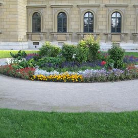 tolle Blumen Arrangements vor dem Eingang