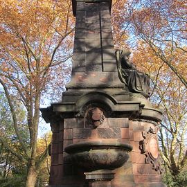 Der Kaiserbrunnen, im Volksmund &quot;Stadtgartendenkmal&quot;, die Löwen speien schon lange kein Wasser mehr