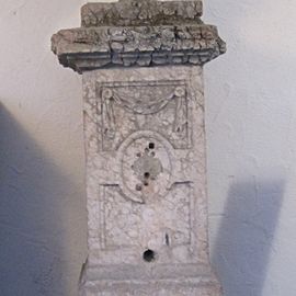 Laufbrunnen mit Ziervase aus dem Marstall der Stadt München, Kalkstein, um 1800