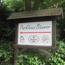 Hinweisschild am Eingang zum Park