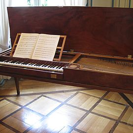 altes Klavier, Beschreibung siehe nächstes Bild
