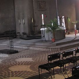 Der schlichte, steinerne und quaderf&ouml;rmige Altar mit nur einer Stufe steht fast auf der gleichen Ebene wie die um ihn versammelte Gemeinde 