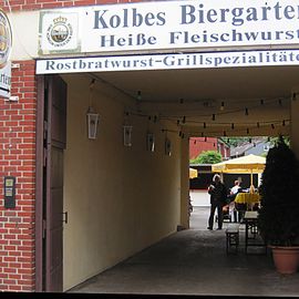 Jeder Garagenhof wird zum Biergarten, Kolbe ist mit der älteste und bekannteste, mit leckeren Steaks, heißer Fleischwurst und natürlich Bratwurst