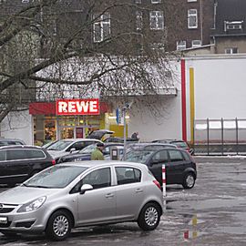 Hintereingang von Rewe mit eigenem Kassenbereich und gro&szlig;em Parkplatz