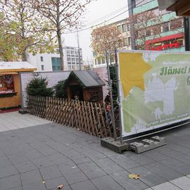 Bochumer Weihnacht - für Kinder sind auf der Bongardstr &quot;Märchen&quot; aufgestellt und das entsprechende Märchen wird erzählt