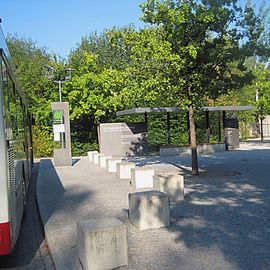 KZ-Gedenkstätte Dachau: Direkt davor eine Bushaltestelle