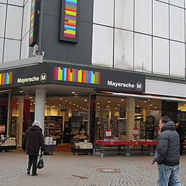 nun doch in einem größeren Ladengeschäft und nicht mehr so zusammengefercht wie auf dem Otto Brauner Platz