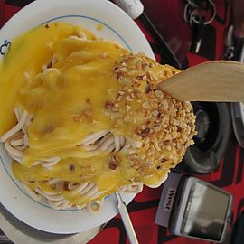 Spaghetti Carbonara mit Krokant, Nusseis und viel Eierlik&ouml;r