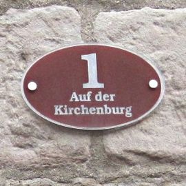 Propstei-Kirche mit Hausnummerschild