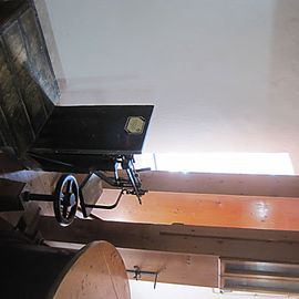 Elektrizitätswerk Diessen - Mühlen Museum: 
Mühlenwaage zum Wiegen mit Gewichten für Getreidesäcke im 1910
