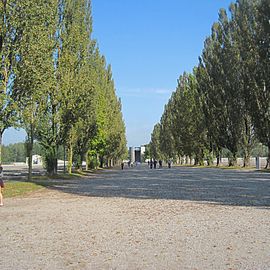 KZ-Gedenkstätte Dachau: Barackenstraße. hier standen früher eine Baracke neben der anderen
