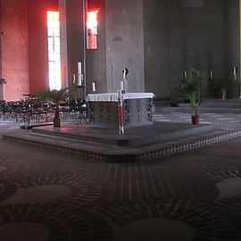 Der Altar seht fast in der Mitte