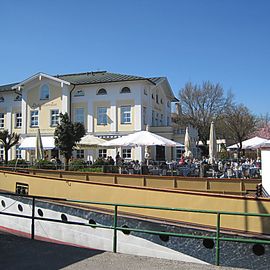 im Vordergrund der Bug eines Schiffes, das auf dem Chiemsee liegt