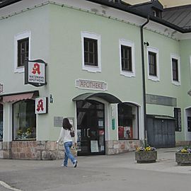 Die Watzmann Apotheke mit Blick auf den Watzmann