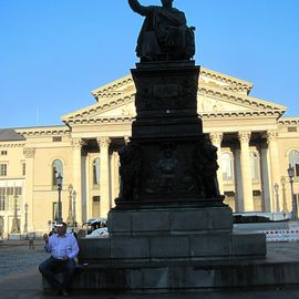 auf dem Platz vor der Bayerischen Staatsoper