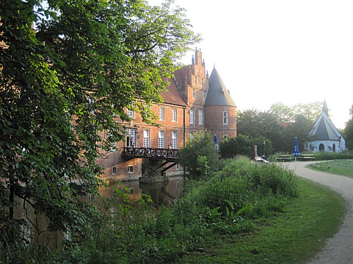 Ansicht der linken Seite mit der Kapelle im Hintergrund