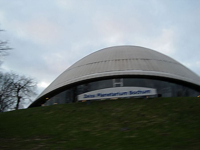 Planetarium auf einem Hügel 