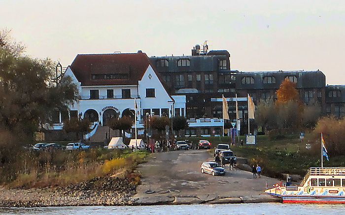 Rheinhotel vier Jahreszeiten - von Kaiserswerth aus gesehen. Dierek an der Fähre nach Kaiserswerth gelegen