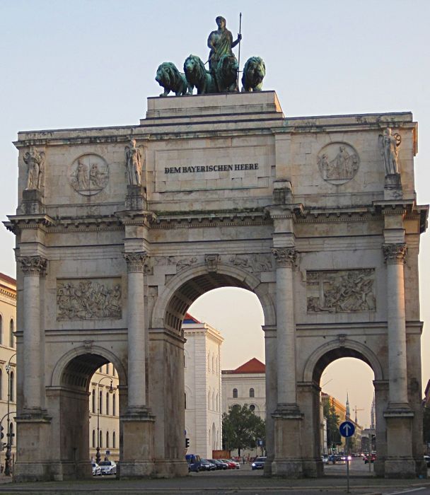 Siegestor mit der Uni im Hintergrund