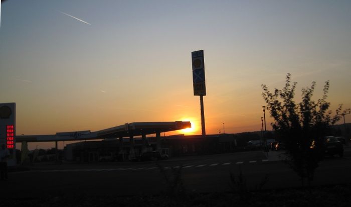 Die Sonne geht unter über dem Maxi Autohof. Noch 200 km, jetzt aber schnell.....