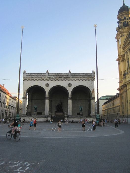 Odeonsplatz: in der Mitte die Feldherrnhalle, rechts Theatiner Kirche, links die Residenz