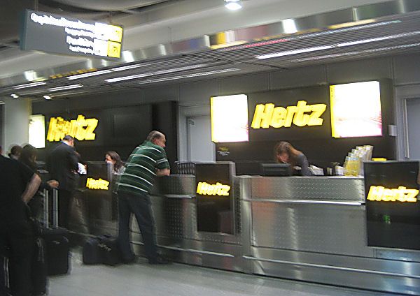 Hertz Autovermietung im Düsseldorfer Flughafen