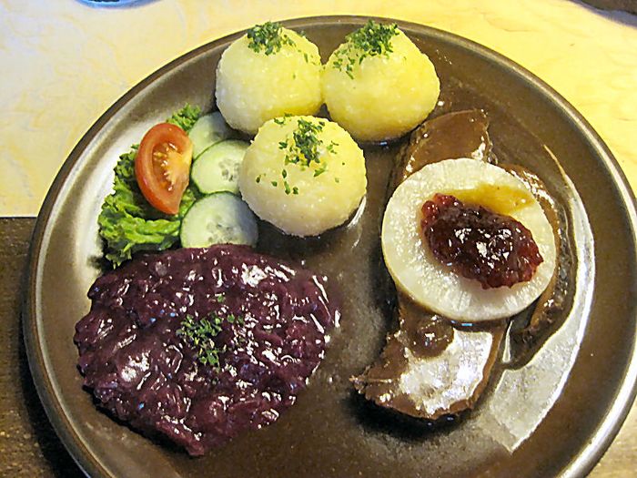 Hirschbraten mit Thüringer Knödeln und Rotkohl