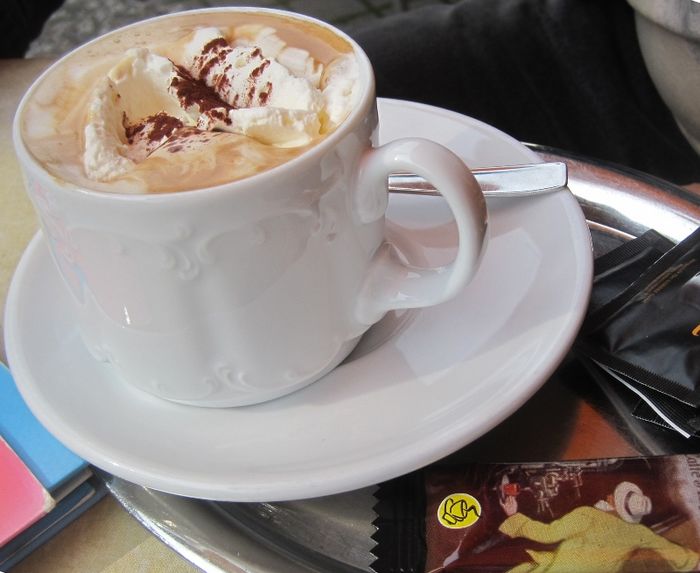 Eiscafe Venezia - leckerer Cappuccino auf Wunsch auch mit Sahne