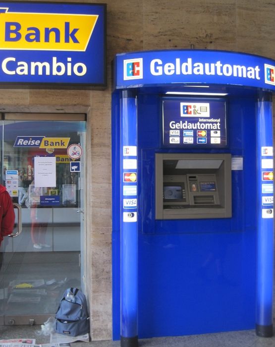 Geldautomat der Reisebank im Münchener Hbf